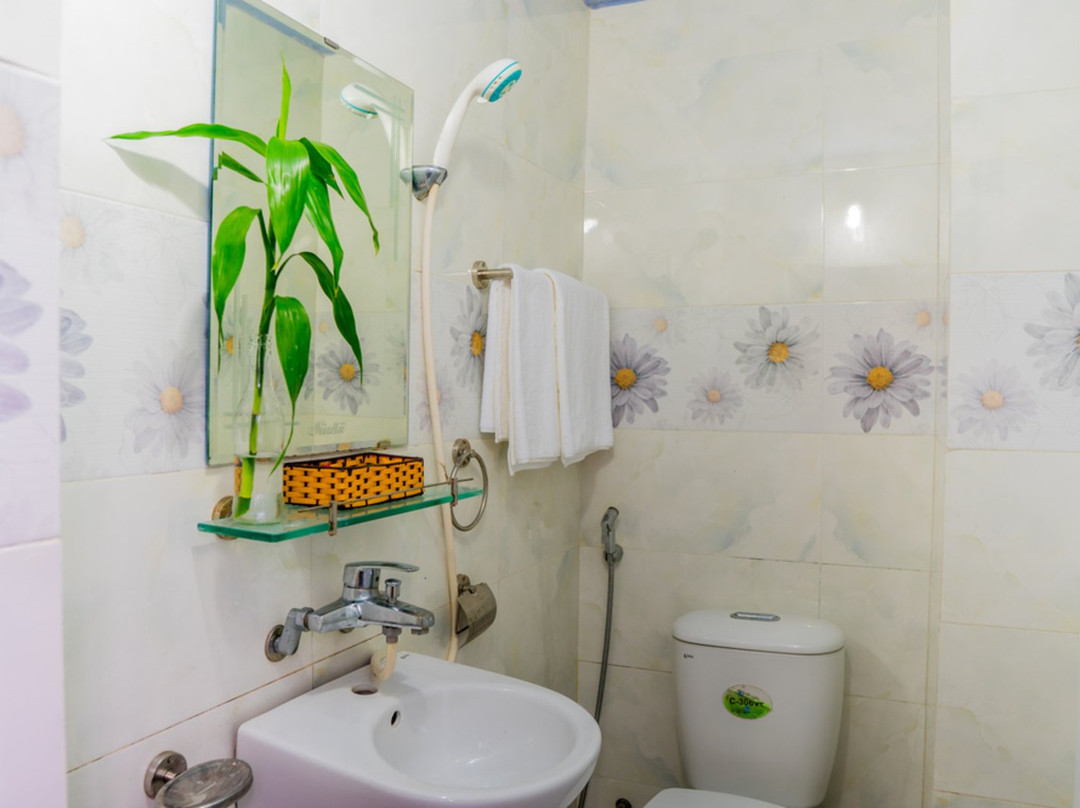 Royal Crest Hotel主图