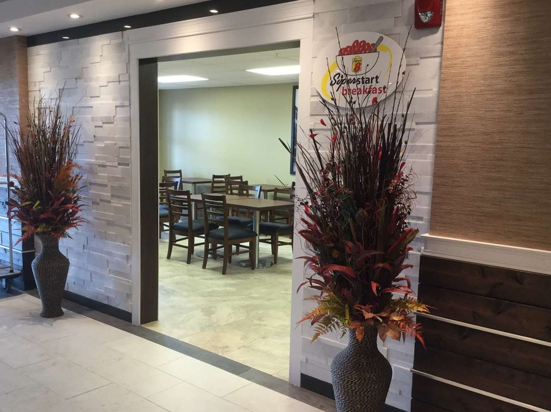 Super 8 by Wyndham Hardisty主图