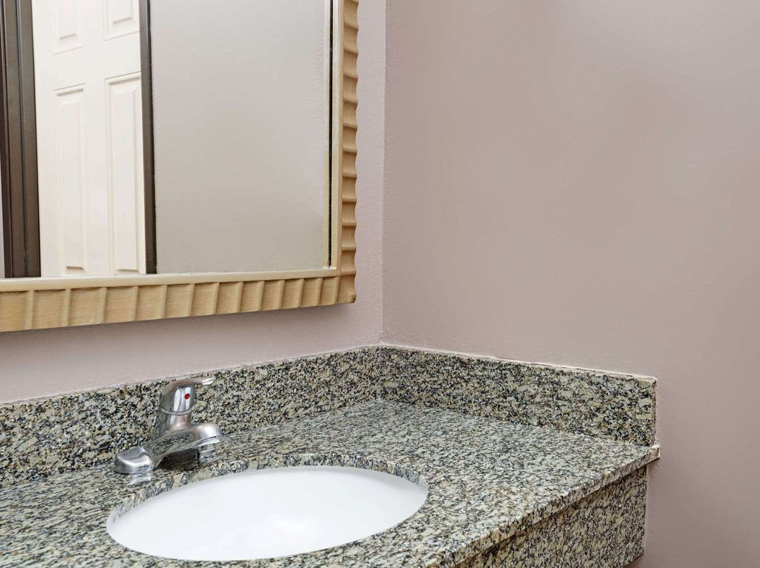 西柯维纳市戴斯酒店主图