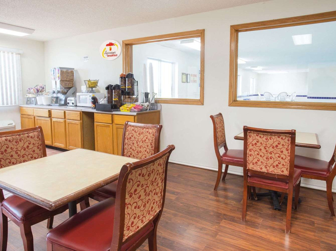 Super 8 by Wyndham Monmouth IL主图