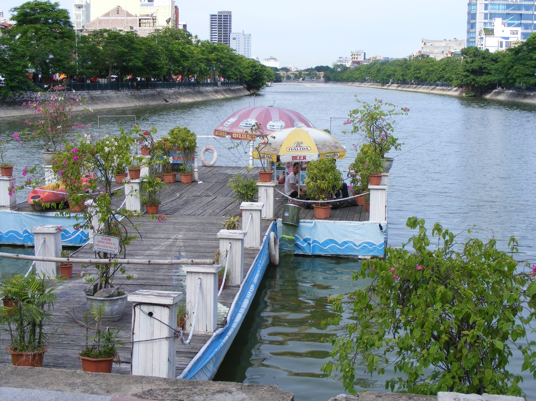 Tam Bac Lake景点图片