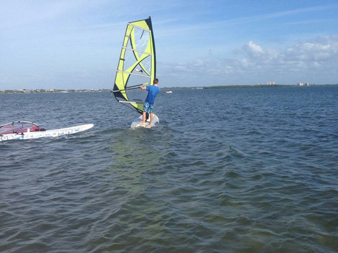 North Beach Windsurfing-圣彼得海滩必去景点