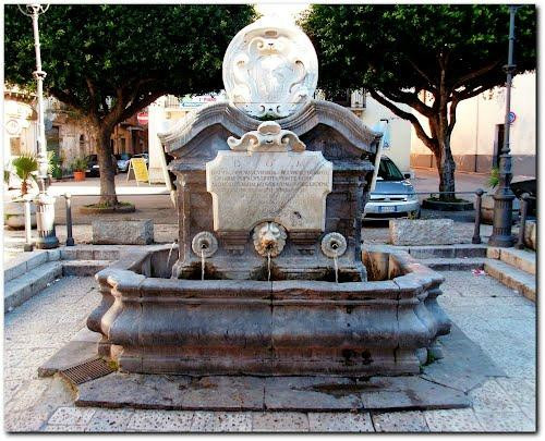 Fontana degli Otto Cannoli景点图片