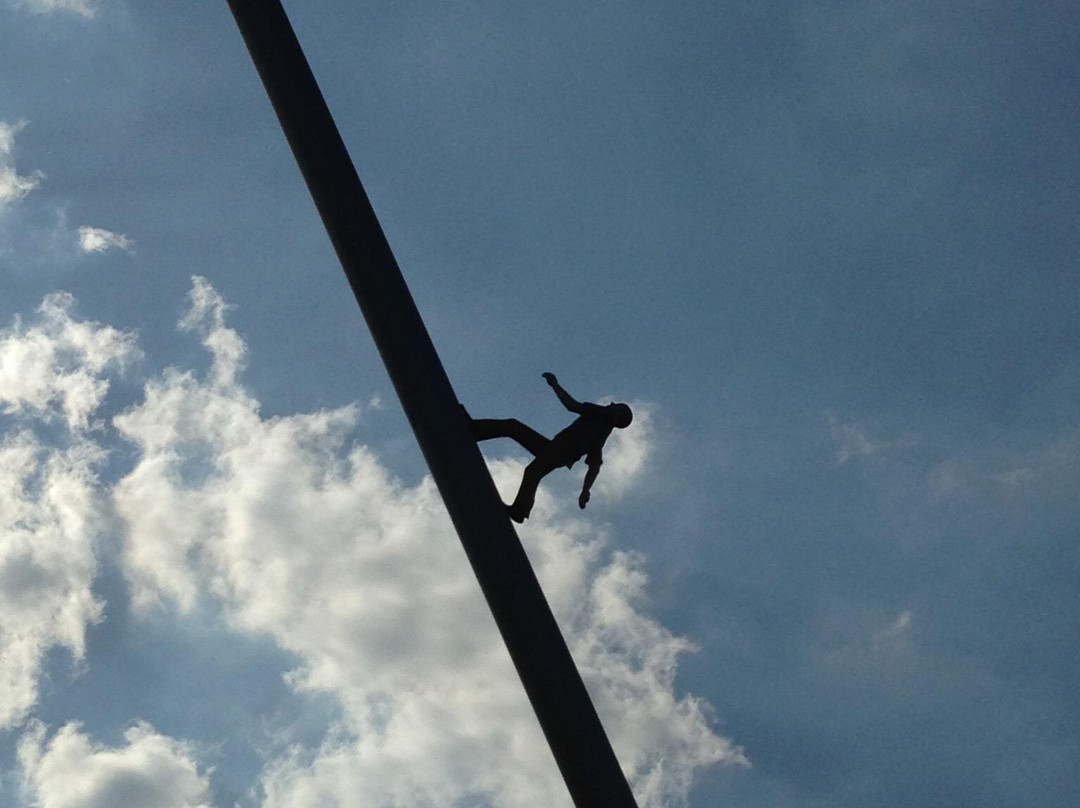 Man walking to the sky-卡塞尔行政区必去景点