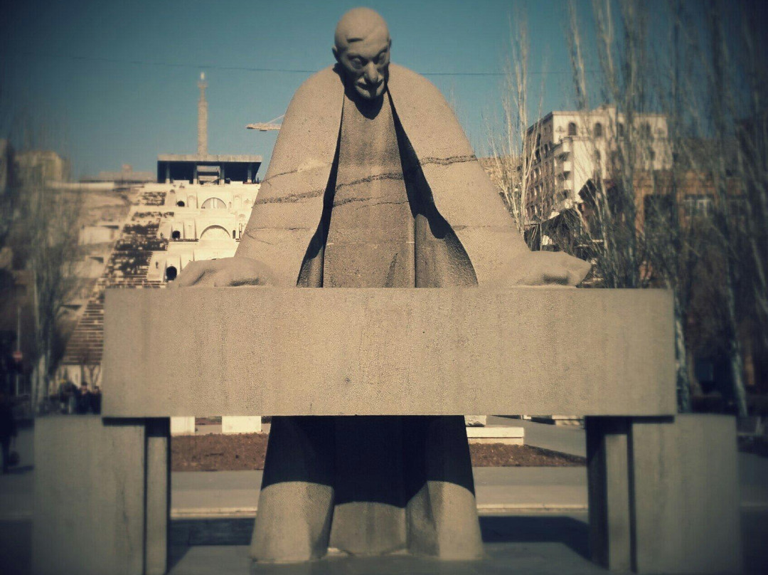 Alexander Tamanyan Statue-埃里温必去景点