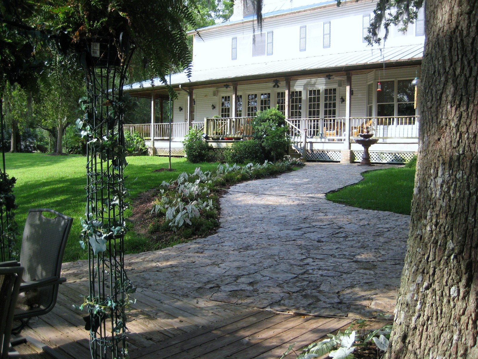 Roses and the River Bed and Breakfast Inn-浴室