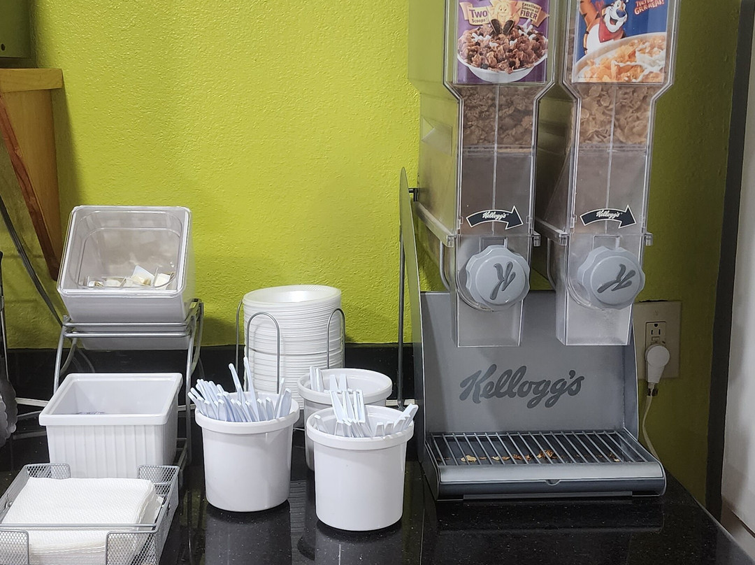 Super 8 by Wyndham Clinton主图