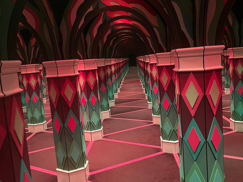 Backstage Mirror Maze-美特尔海滩必去景点