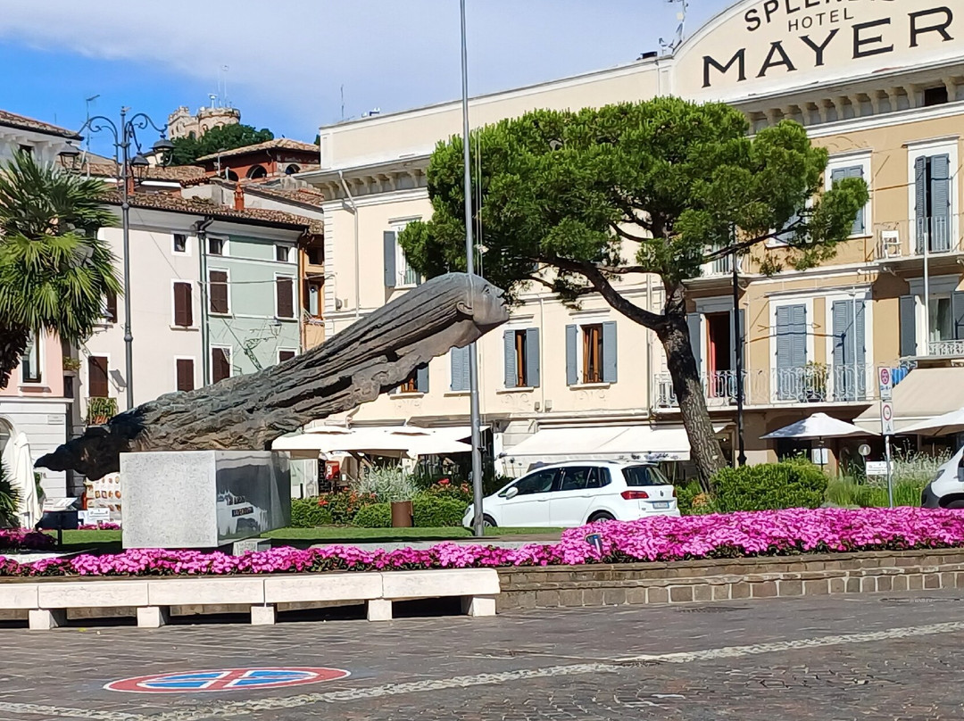 Monumento agli Aviatori del Reparto Alta Velocita-代森扎诺-德尔加达必去景点
