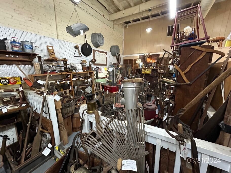 Trackside Antiques景点图片