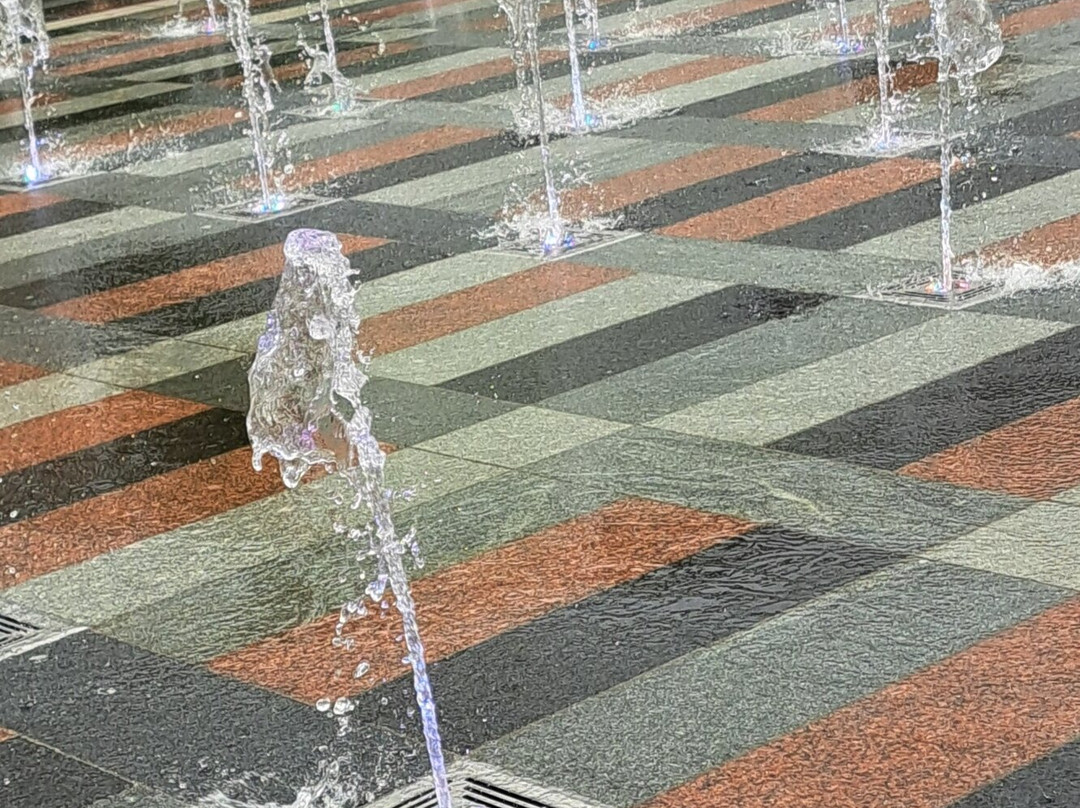 Queen's Square Fountain-克劳利必去景点