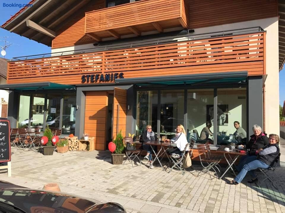 Stefanies Cafe, Pension, Culture