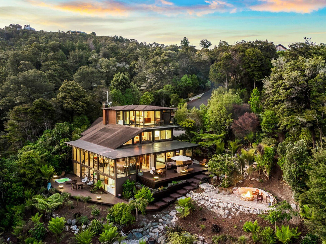 Lodge By The Beach
