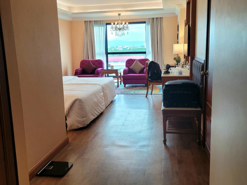 皇后奢华大酒店主图