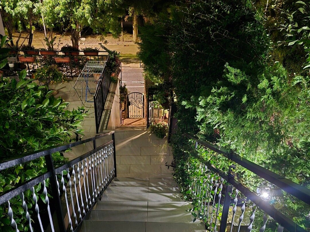 Mika's Seaview Apartments