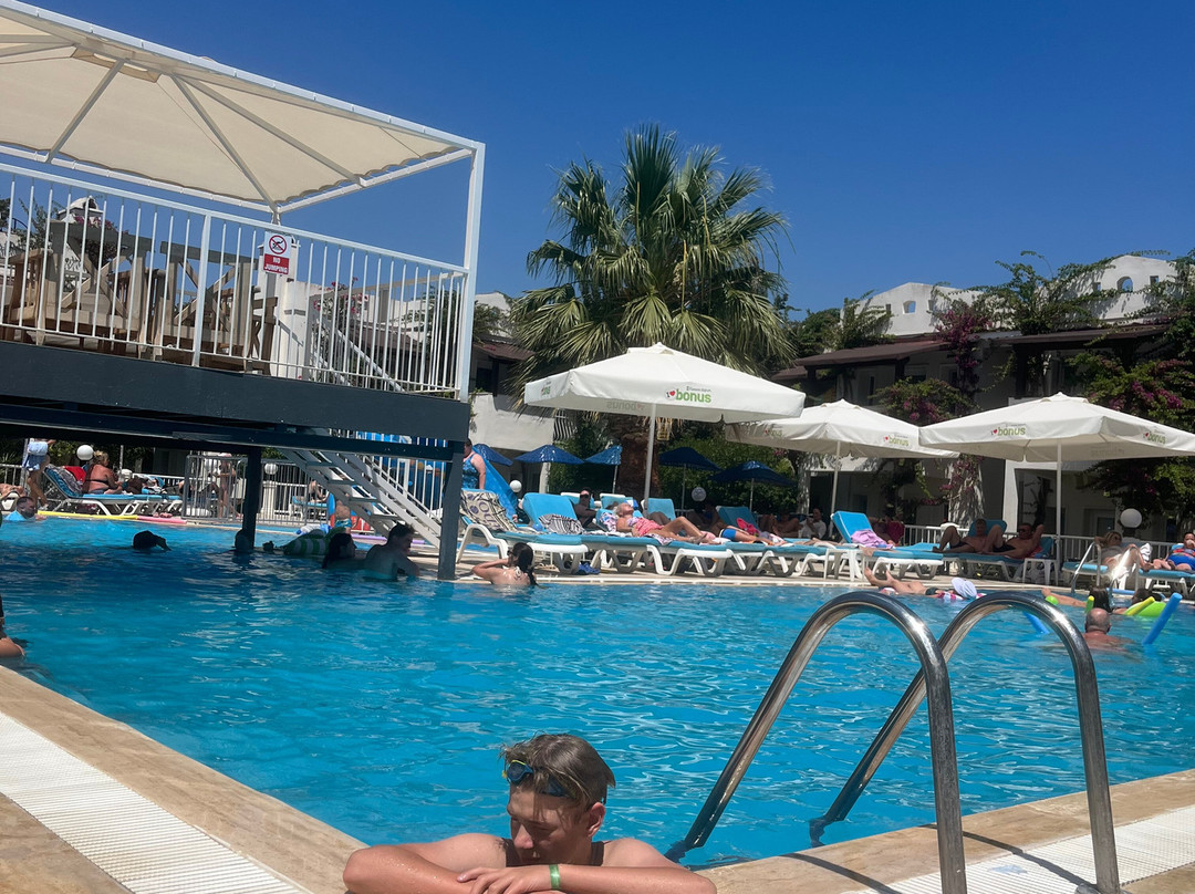 Summer Garden Suites & Beach Hotel主图