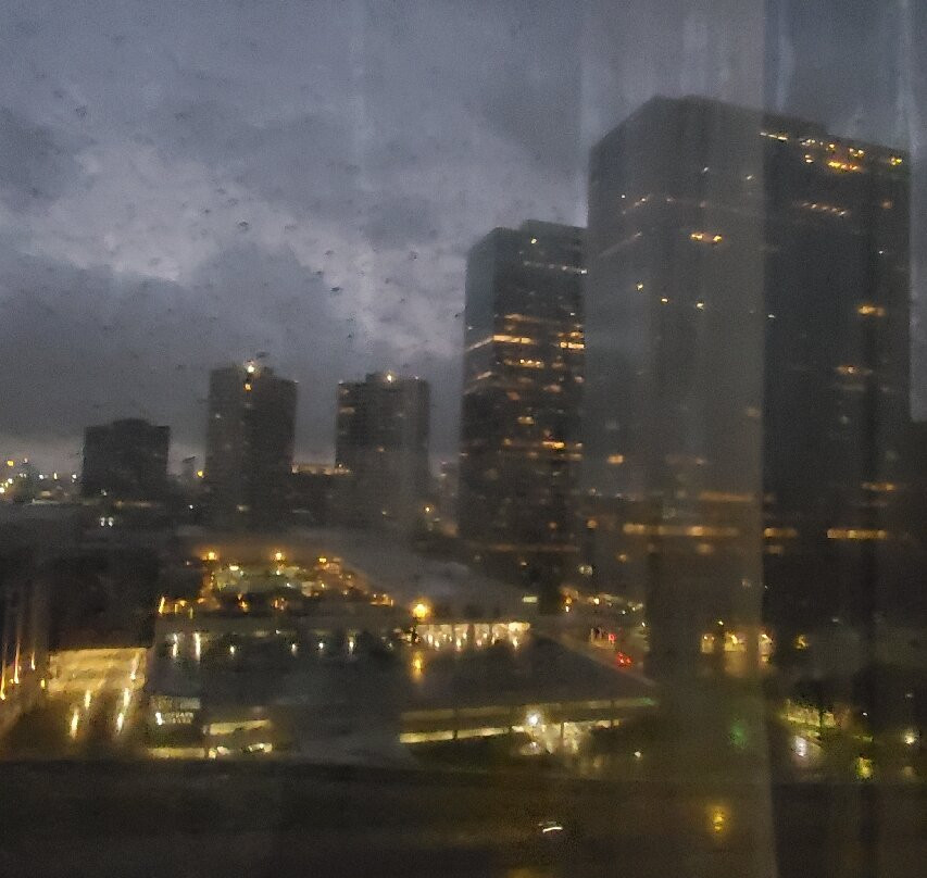 休斯顿格林威广场希尔顿逸林酒店主图