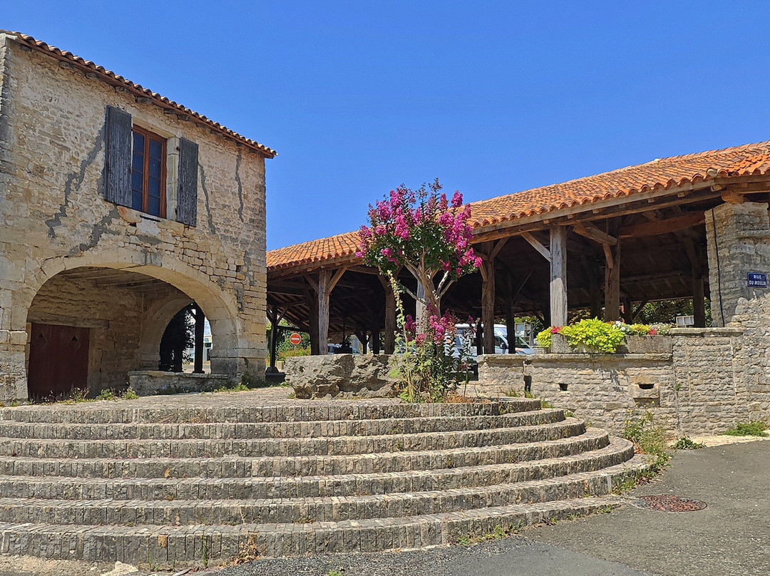 Halles du XVIIIe siècle-Pamproux必去景点