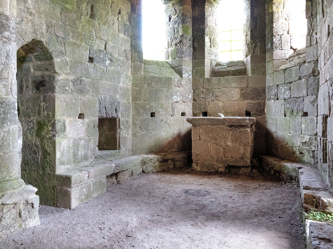 Ruines Vieille Église-Saint-Pantaleon-de-Lapleau必去景点