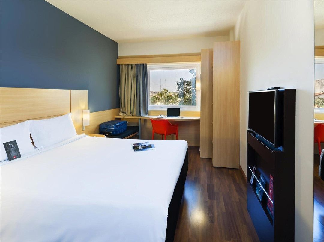 宜必思保利尼亚酒店主图