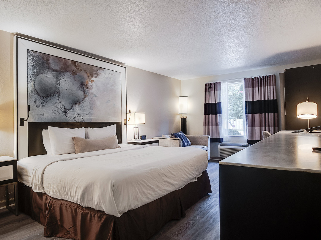 Cottonwood Suites Savannah Hotel & Conference Center