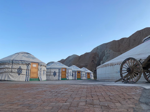 七彩丹霞靠山大营自驾游山庄主图