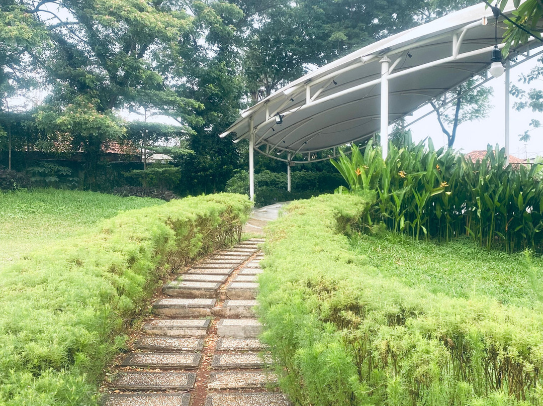 Front One Akshaya Hotel Karawang主图