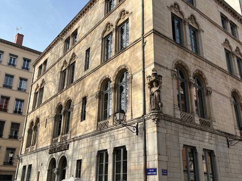 修道院酒店主图