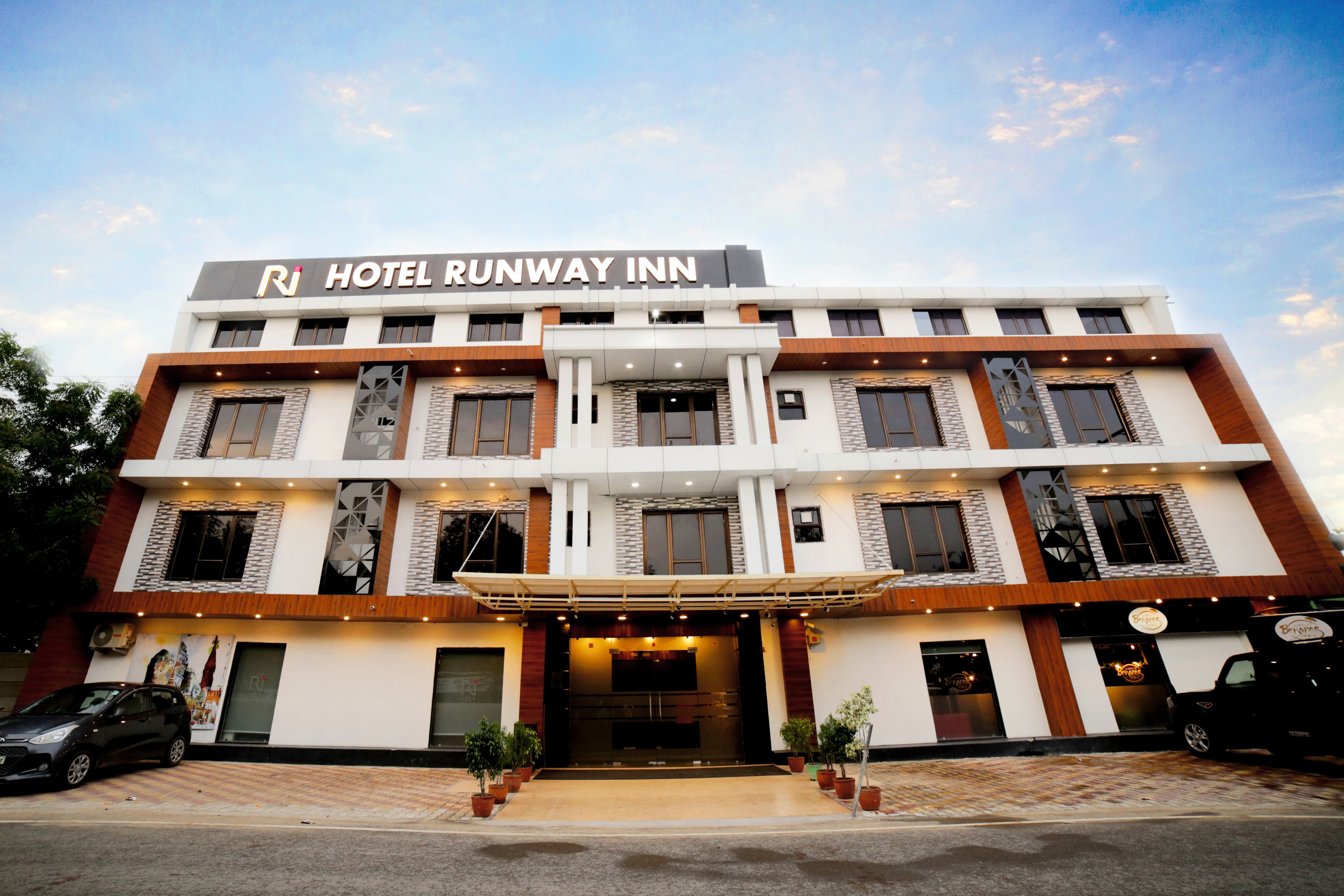 Hotel Runway Inn-官方
