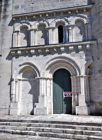 Eglise Fortifiée Saint-pierre À Reignac景点图片