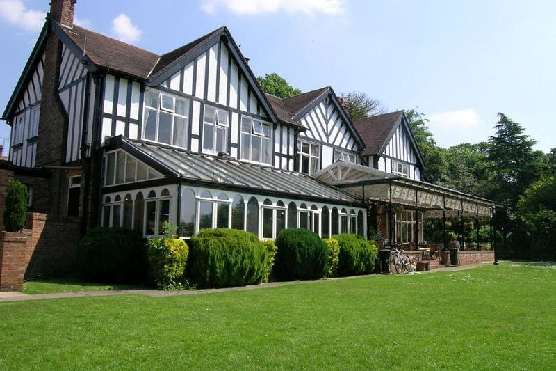 Oaklands Hotel主图