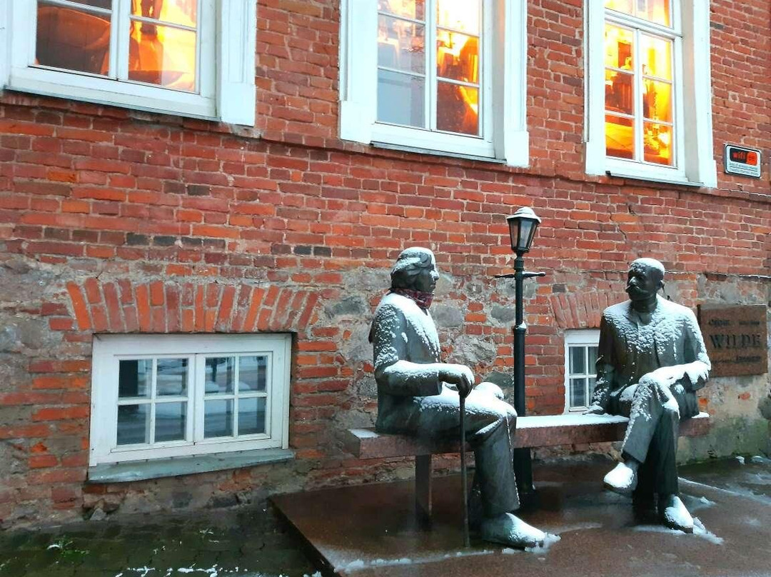 Sculpture Oscar Wilde and Eduard Vilde-塔尔图必去景点