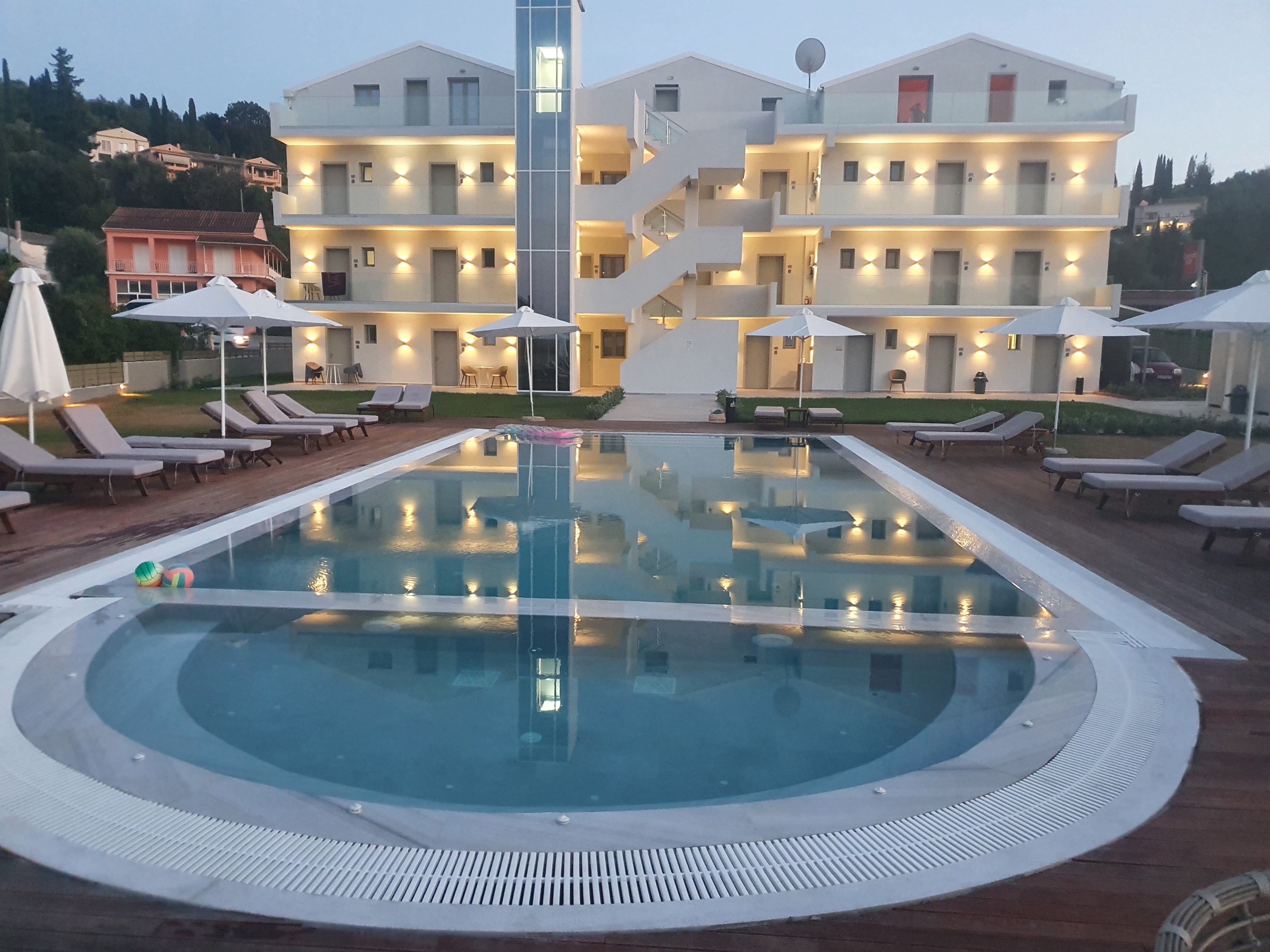V Luxury Suites-泳池