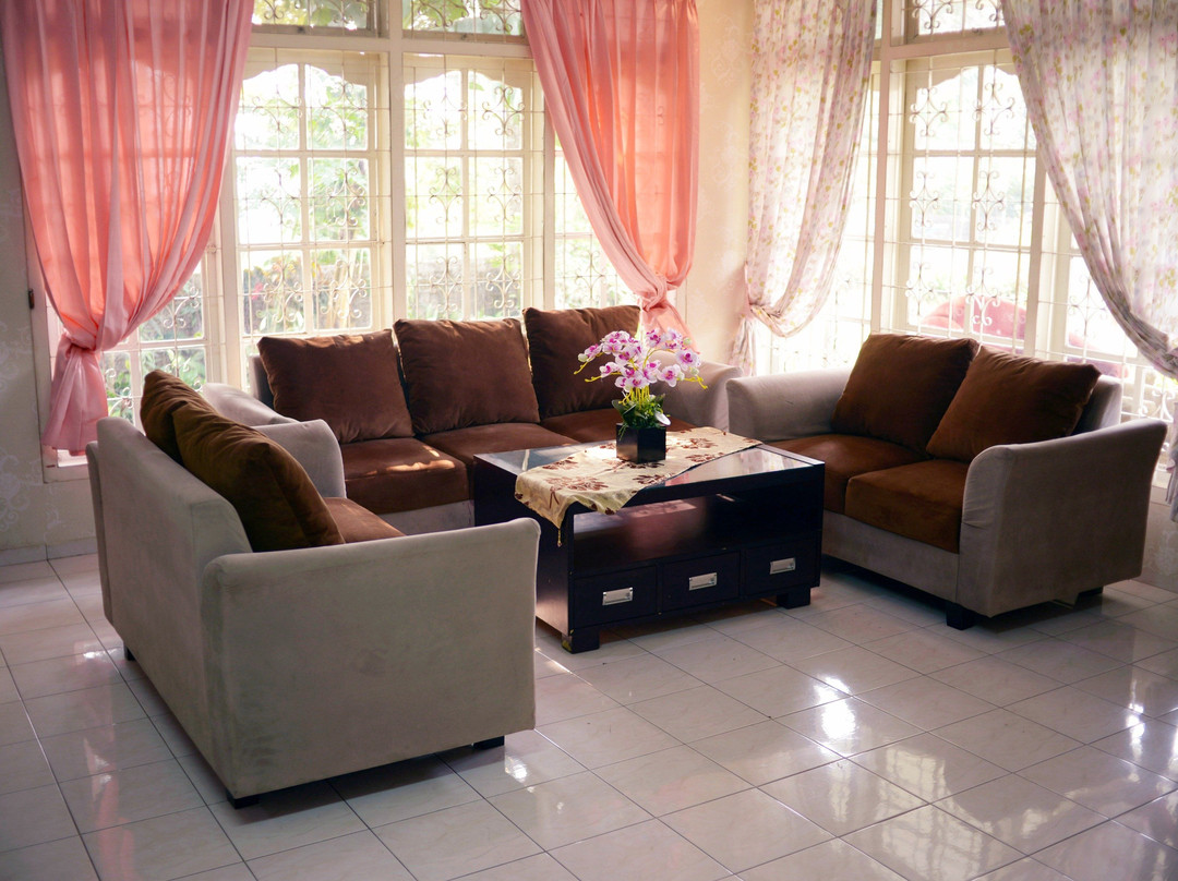 Residences By RedDoorz Near Taman Safari主图