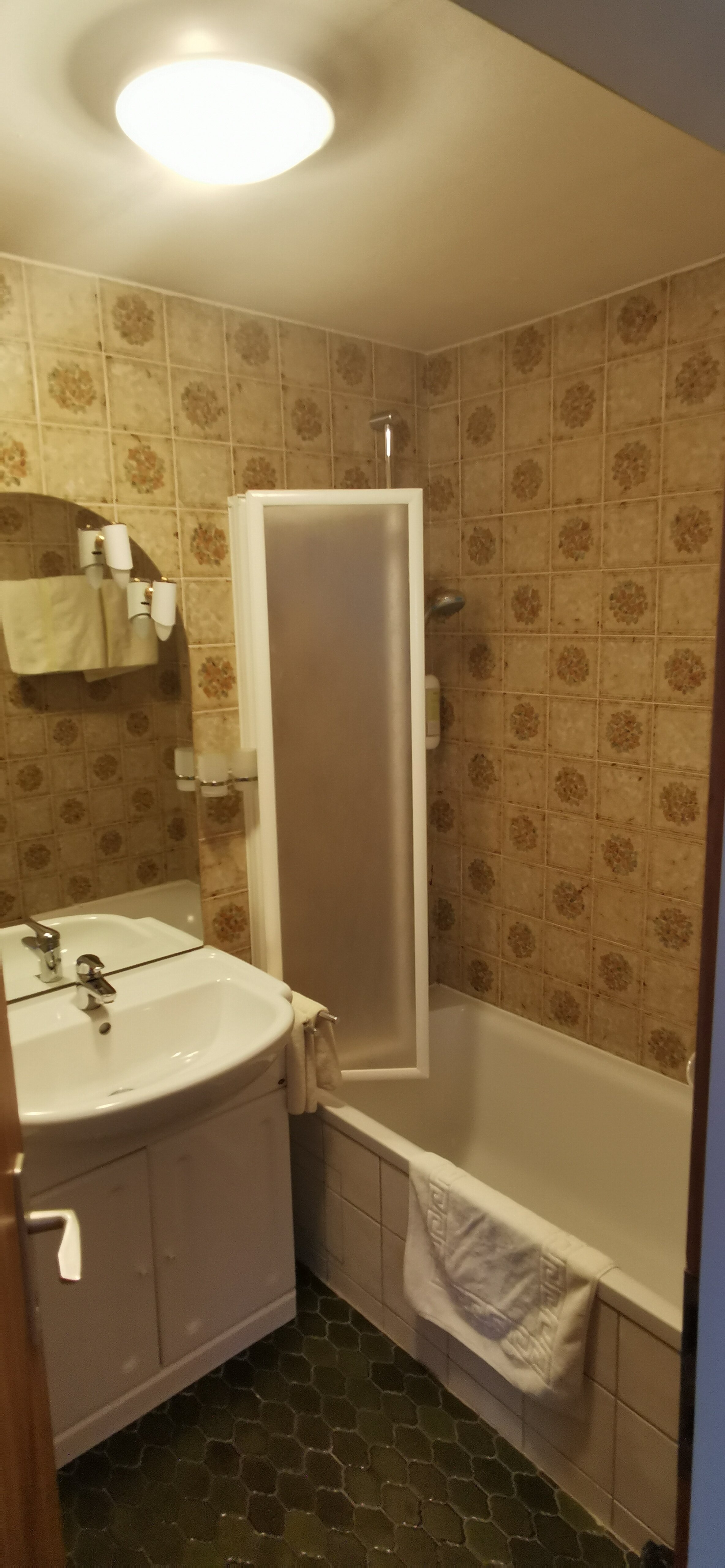 赫拉特兹伽斯霍夫公寓酒店-浴室