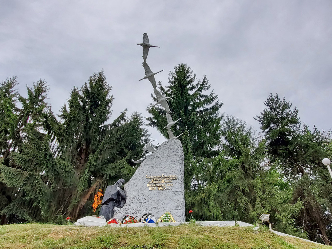 Gazdanovy Brothers Monument景点图片
