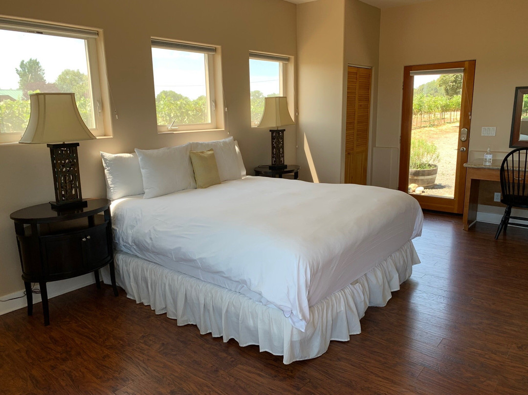 Delorimier Winery Vineyard Farmstay主图