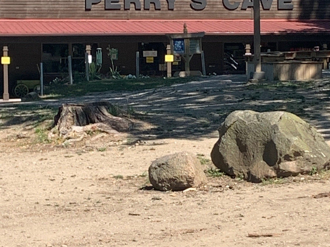 Perry's Cave景点图片