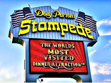 马术歌舞表演餐宴-皮金福奇必去景点