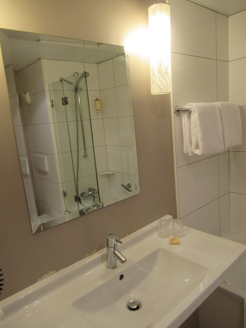 昂热中心美居酒店-浴室