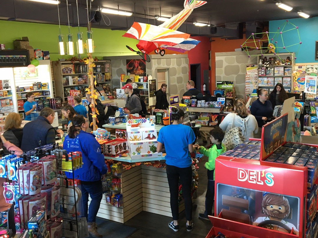 Looking Glass Toys & Games-Petawawa必去景点