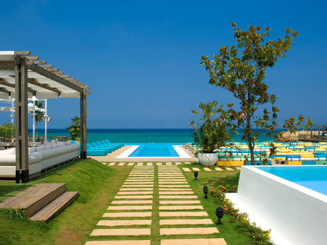 Iris Beach Club Damour