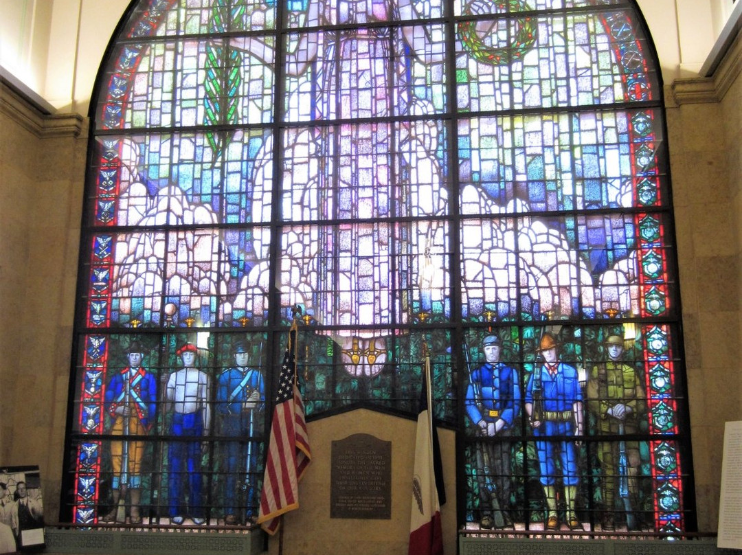 Grant Wood Window in Veteran's Memorial Auditorium景点图片