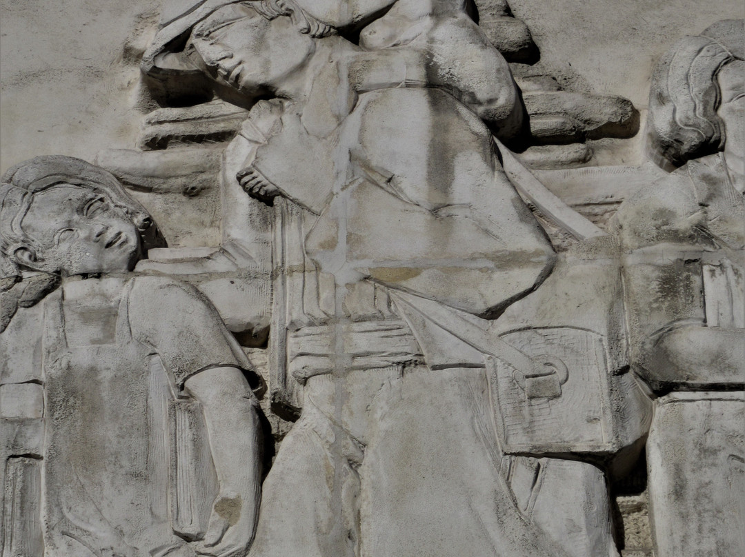 Bas-relief signalant l'entrée de l'école de garçons-Romainville必去景点