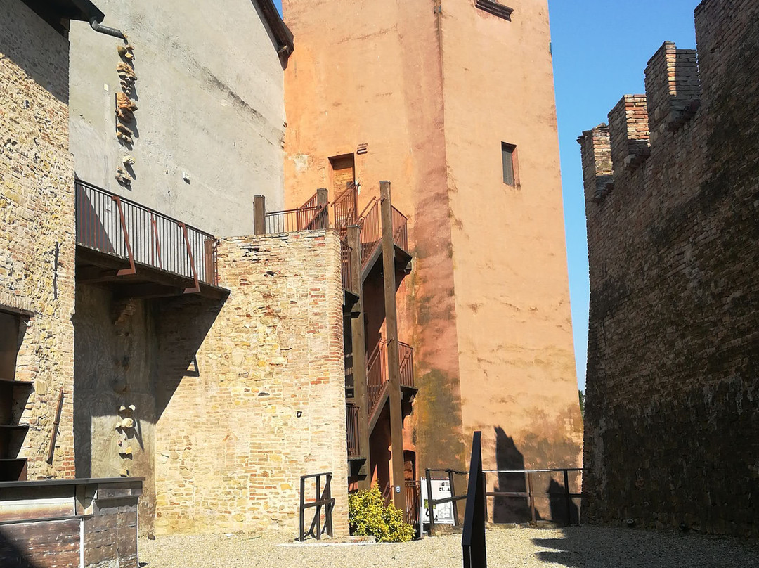 Castello di Spezzano-菲奥拉诺莫德内塞必去景点
