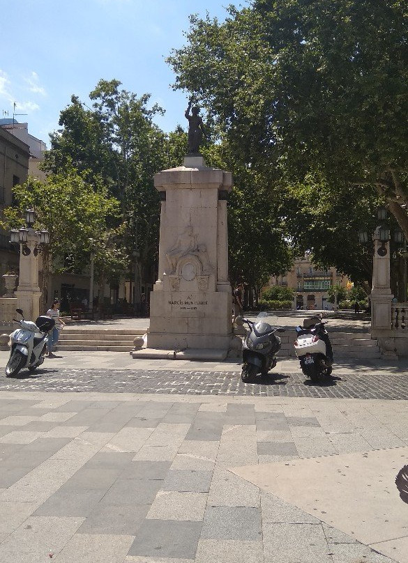 Monumento a Narciso Monturiol-菲格拉斯必去景点