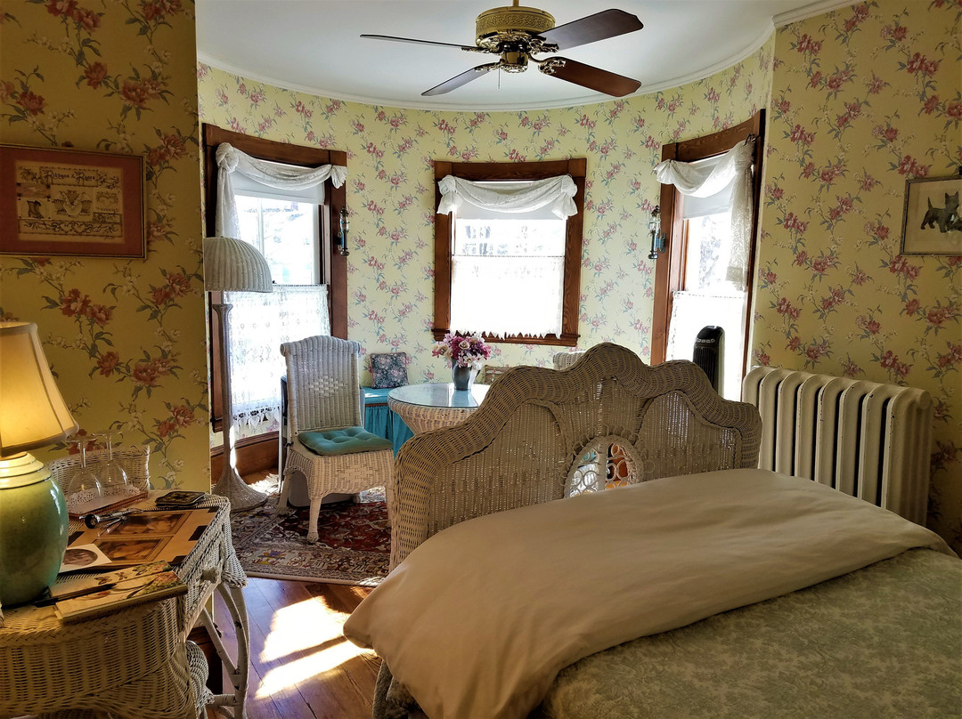 The Jeweled Turret Inn主图