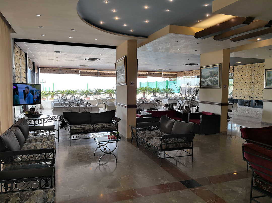 Holiday Suites Hotel & Beach Resort主图