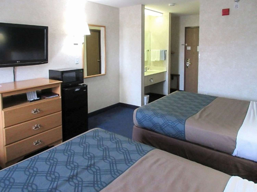 Schmidt's Creek Hotel主图