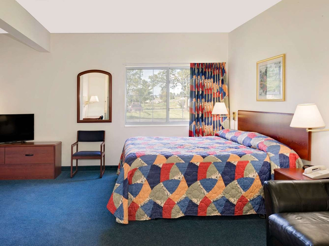 埃默茨堡温德姆速8酒店主图